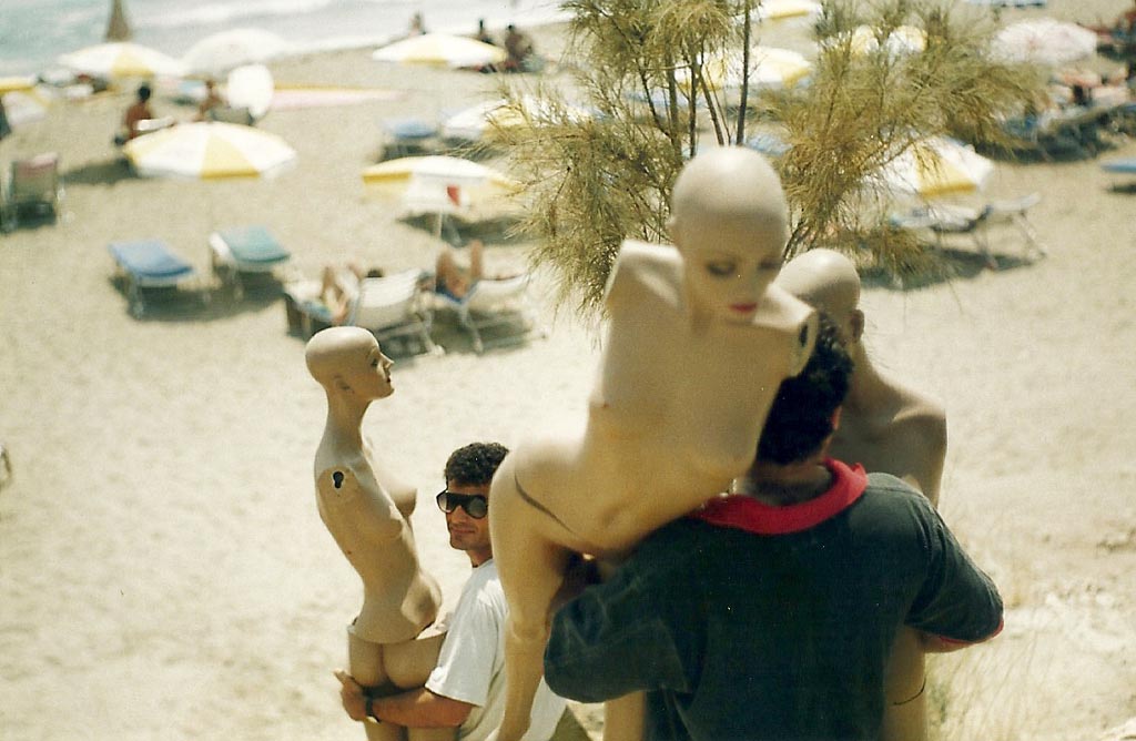 The artist carrying mannequins